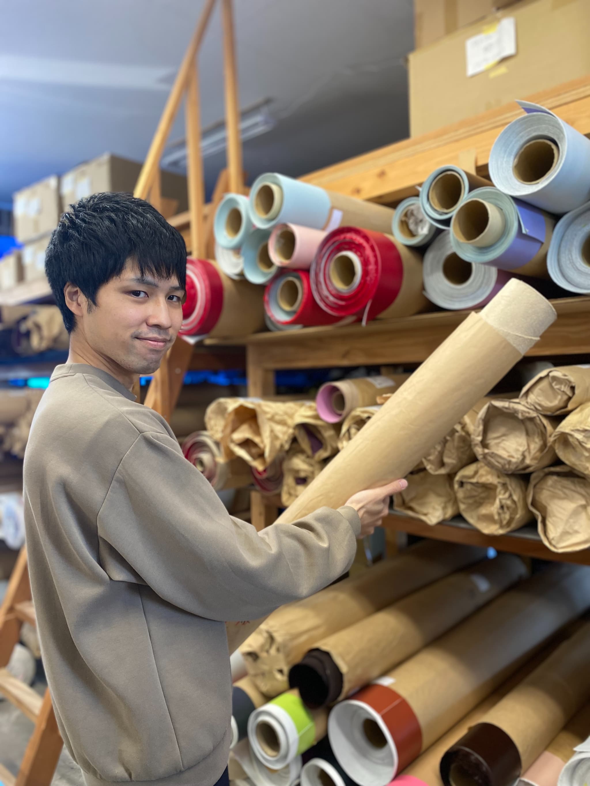 倉庫で革を選んでいる様子