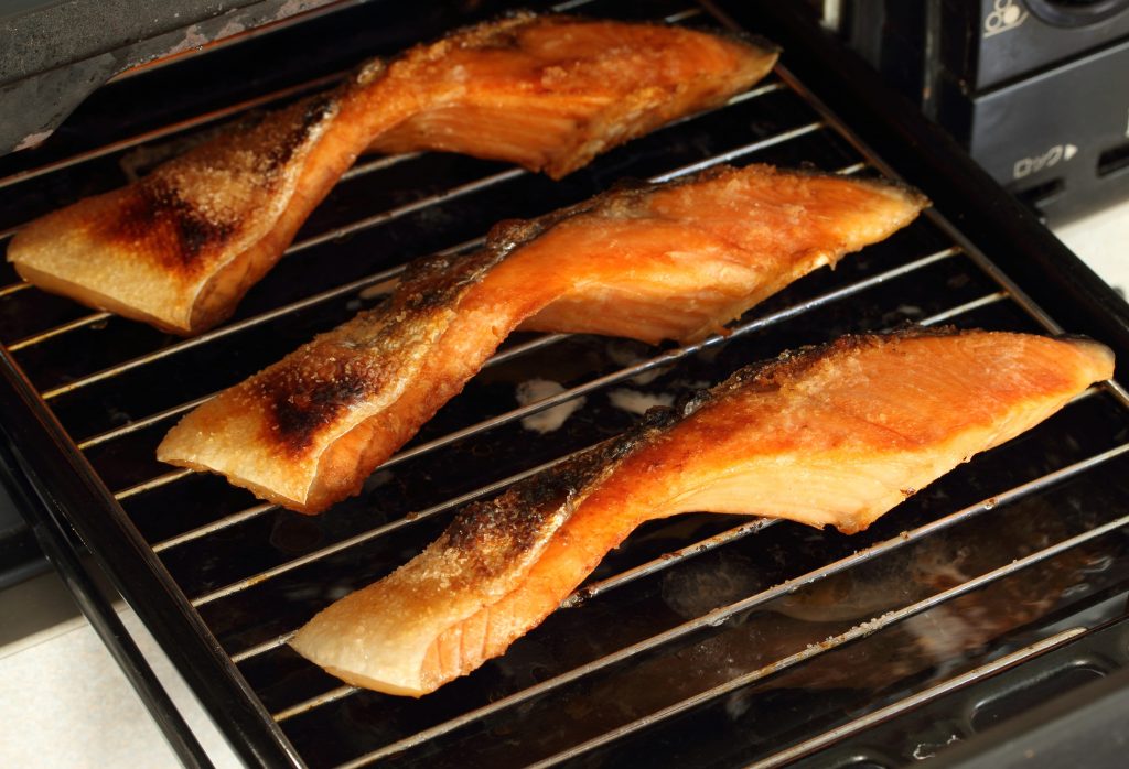 ビルトインガスコンロのグリルで焼き魚を調理